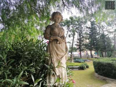 ...si trovano ancora oggi sculture di fanciulle...